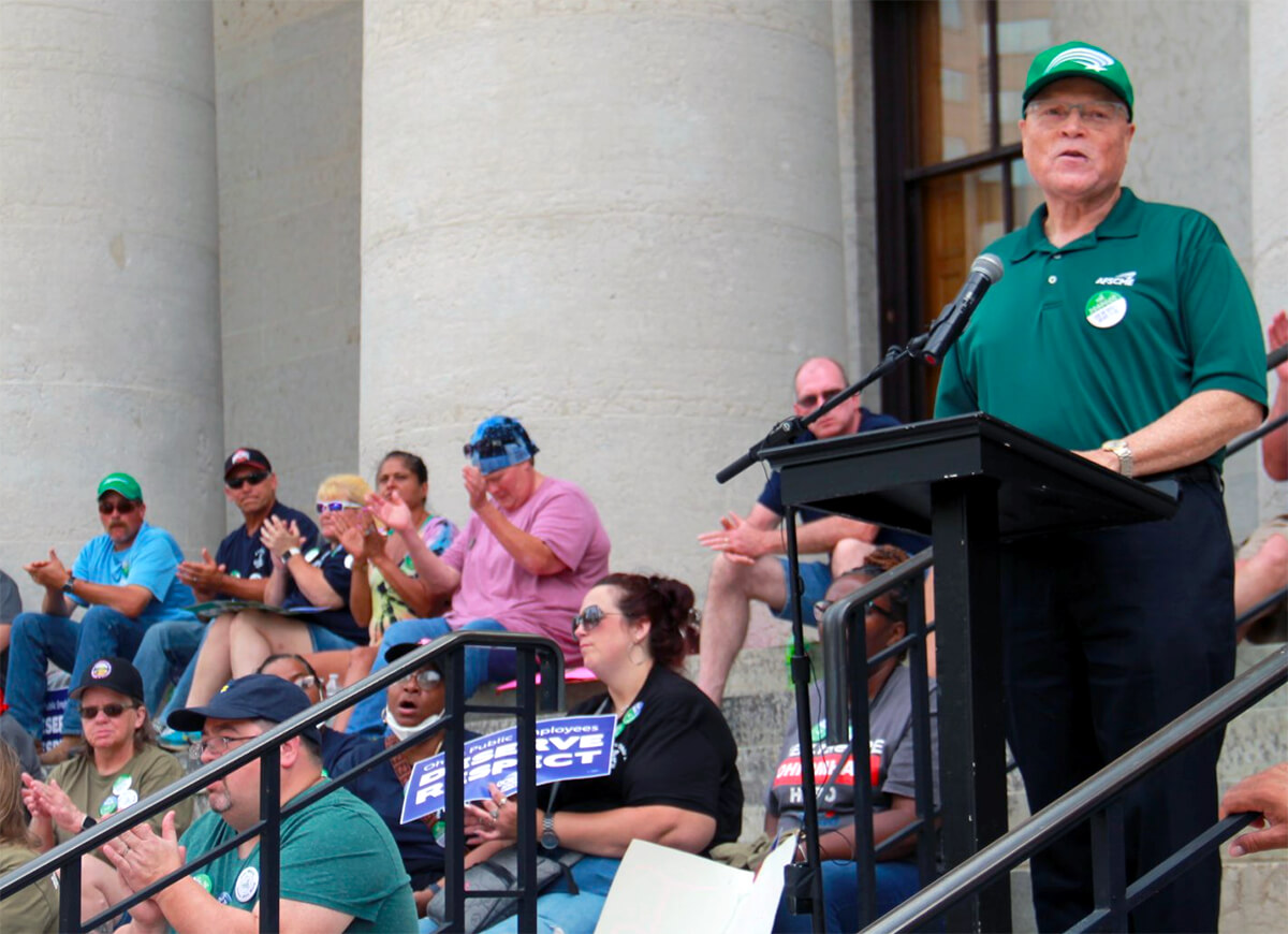 Miembros de AFSCME se manifiestan en el capitolio de Ohio para pedir reconocimiento por su trabajo durante la pandemia