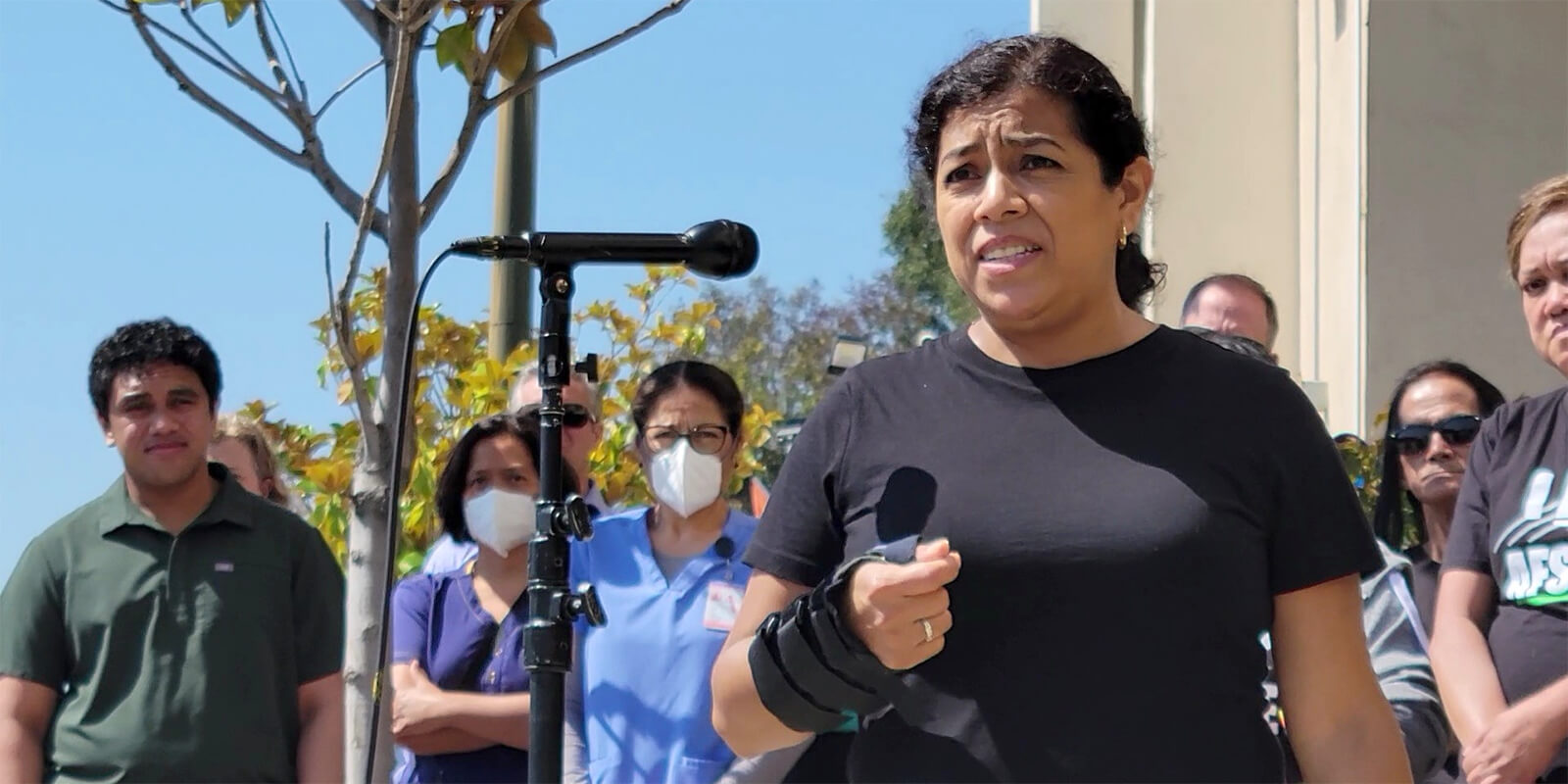 Personal de enfermería en California busca salarios dignos y mejores condiciones laborales
